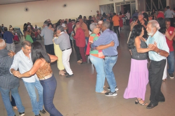 Foto relacionada - Baile das Mães lotou Centro de Lazer com dança e doações