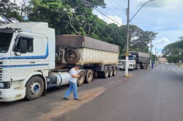 Areia das quadras do parque Maracá é trocada