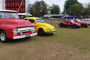 Dezenas de carros antigos foram expostos no 1º Encontro de Motociclistas, Triciclistas e Antigomobilistas de Guaíra