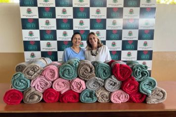 Colorado e Aguetoni doam cobertores para Campanha do Agasalho