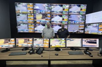 Prefeitura apresenta Centro de Controle Operacional dos totens de segurança em funcionamento