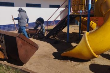 Prefeitura inicia troca de areia dos parquinhos das unidades escolares