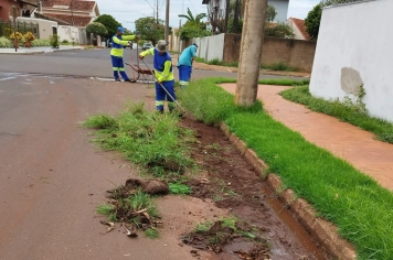 Prefeitura intensifica raspagem de guias e limpeza de meio-fio com força-tarefa após o período de chuvas