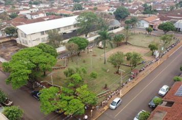 Escola Francisco Gomes abraça Praça dos Estudantes como símbolo de respeito ao Dia da Árvore