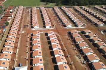VÍDEO: Confira a entrega das chaves e contratos para as 102 famílias do Conjunto Habitacional Guaíra J