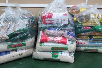 Fundo Social doa cestas de alimentos arrecadados em eventos da Prefeitura