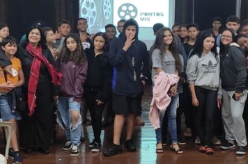 Adolescentes do projeto Rumos assistem filme do Pontos MIS
