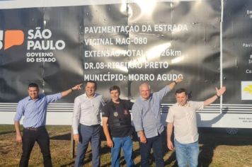 Prefeitos de Guaíra e Morro Agudo e vice-governador do Estado conferem obra de pavimentação entre os municípios