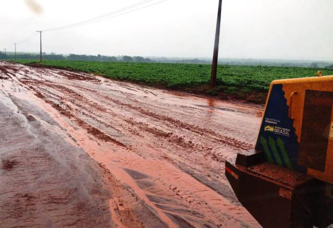 Setor de Estradas continua fazendo manutenções na via de acesso ao Guaritá