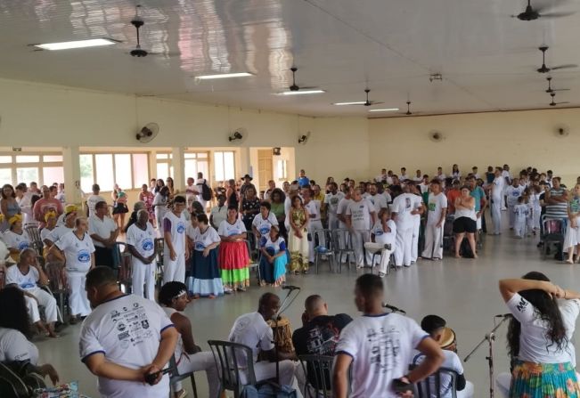 Centenas prestigiam graduação de capoeira