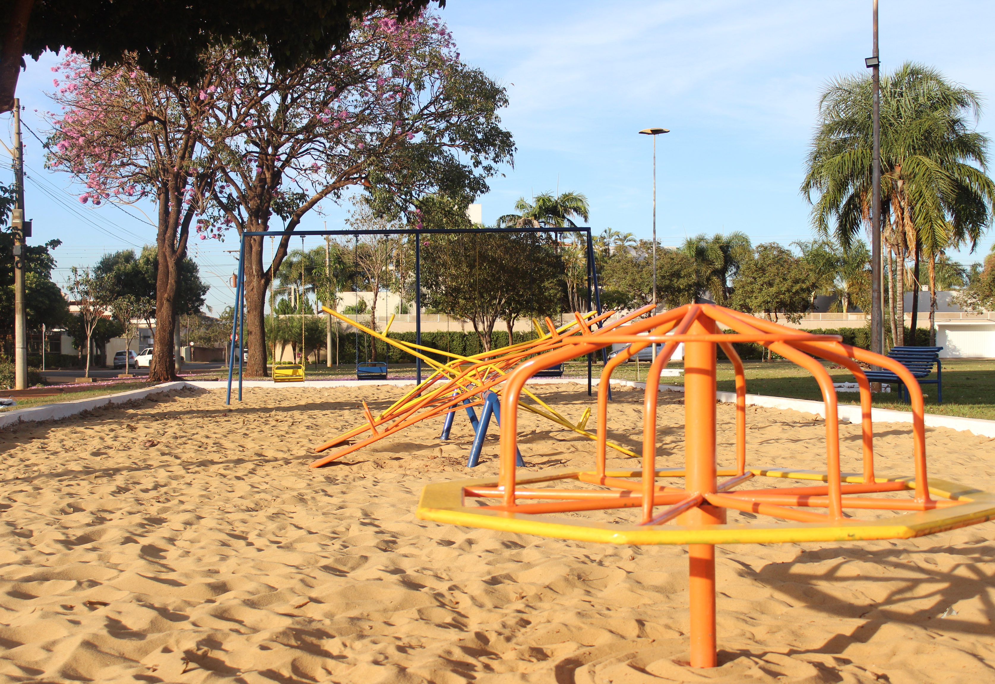 Prefeitura reativa parquinho da Praça Tonico Marques e traz novo lazer para as famílias