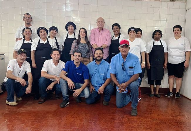 Prefeitura entrega uniformes aos servidores da Alimentação Escolar do município