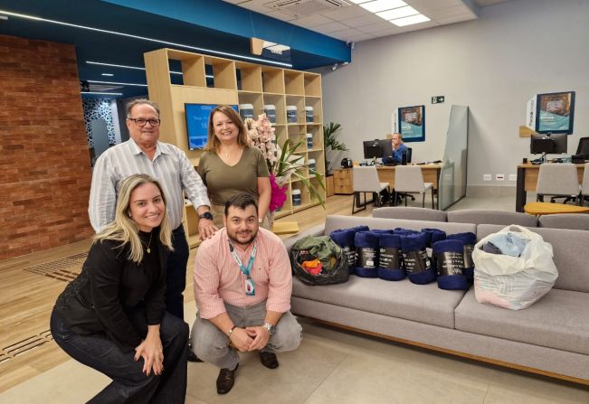 Sicoob faz doação à Campanha do Agasalho