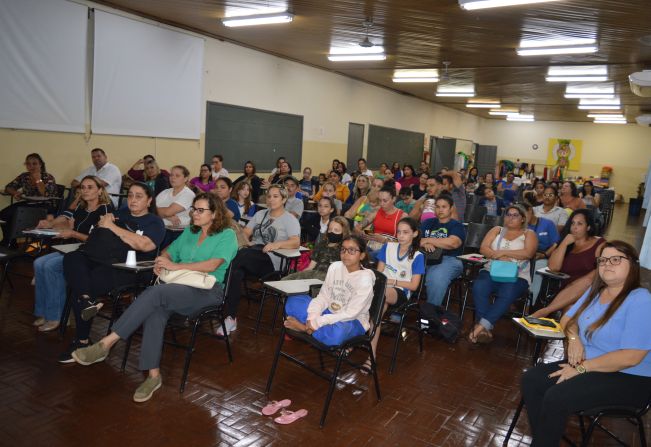 Departamento de Cultura e Diretoria de Educação realizam reunião preparatória para o desfile de 18 de maio