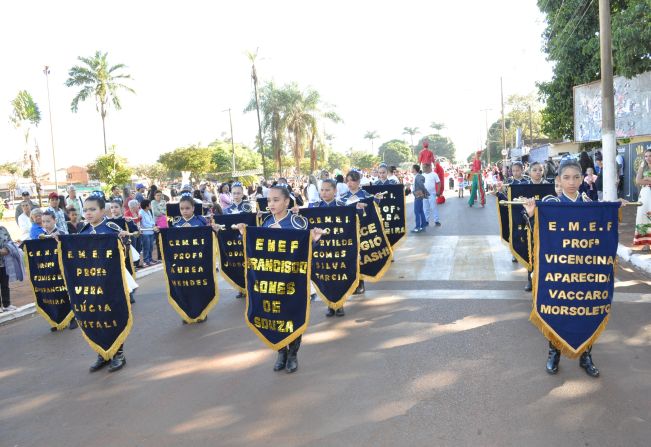 CONFIRA AS FOTOS E VÍDEO: Prefeitura de Guaíra celebra aniversário com hasteamento de bandeiras e desfile emocionante