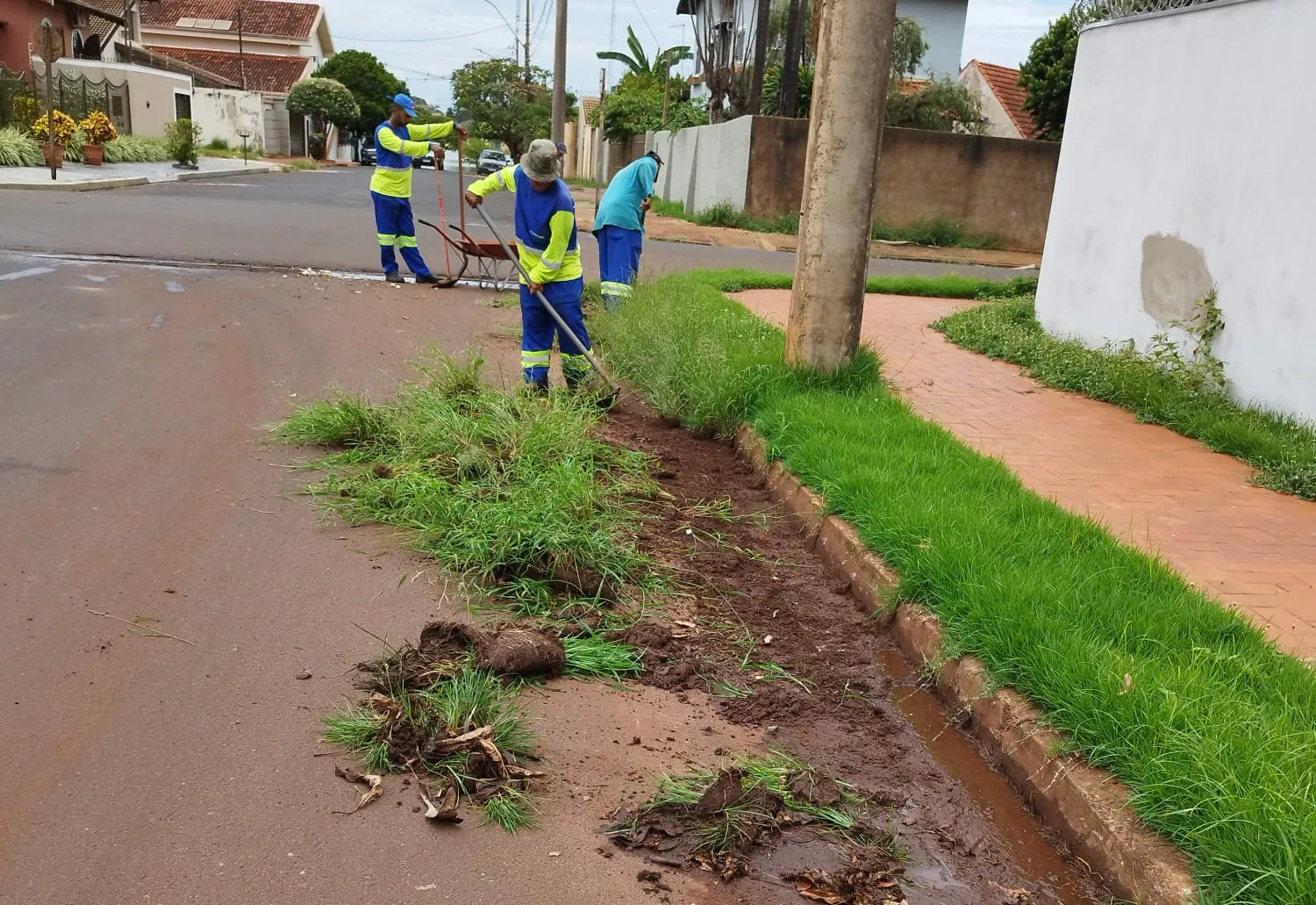 Prefeitura intensifica raspagem de guias e limpeza de meio-fio com força-tarefa após o período de chuvas