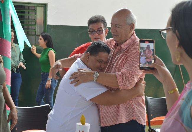Junão participa de momento emocionante com Papai Noel na APAE de Guaíra