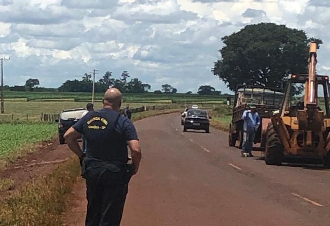 Departamento de Serviços Urbanos conserta avarias na estrada Guaíra/Ipuã