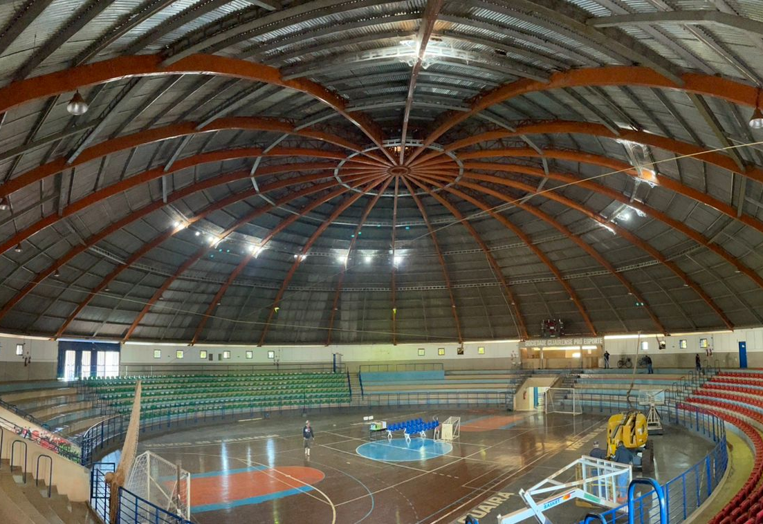 Guaíra troca iluminação do Ginásio de Esportes