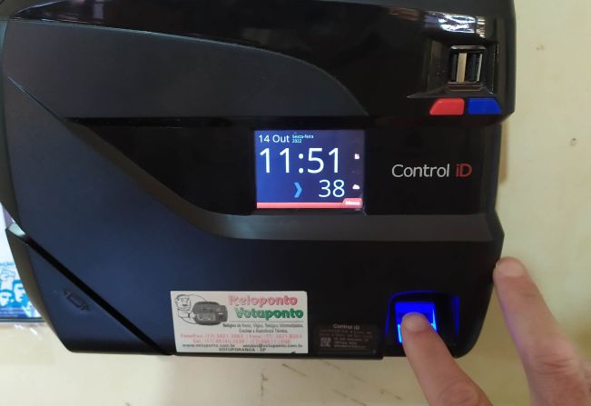 Servidores estão sendo recadastrados de acordo com relógio de ponto que fazem biometria