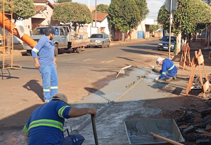 DEAGUA realiza manutenção em rede de água na Vila Aparecida