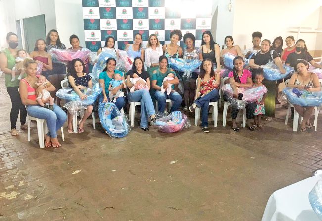 Mamães concluintes do 1º módulo do Curso de Gestante recebem “kit bebê” completo