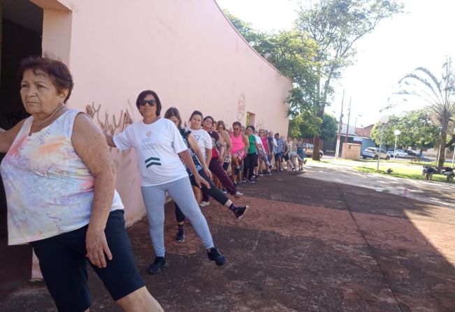 A volta das aulas de ginástica e caminhada orientada 