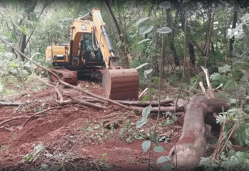 QUEDA DE ÁRVORES DANIFICA ADUTORA E AFETA ABASTECIMENTO EM GUAÍRA