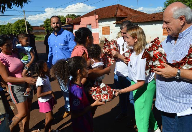 Prefeitura de Guaíra e Fundo Social levam a magia do natal para os bairros da cidade