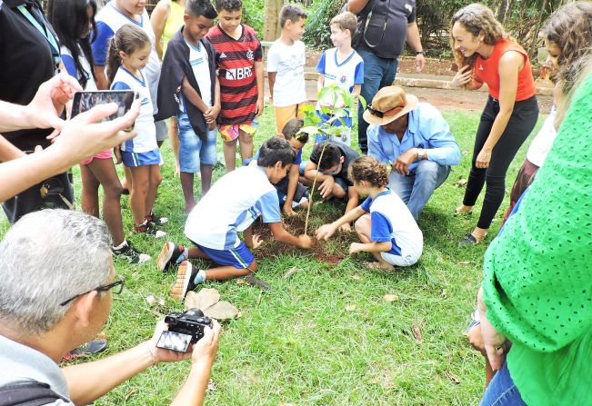 Zoológico recebe ação ambiental de plantio de árvores nativas