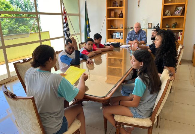 Alunos da Sogube conhecem e entrevistam prefeito de Guaíra e suas atribuições