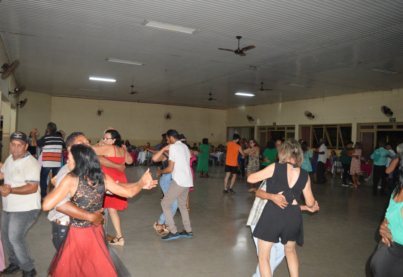 Baile da Mulher da Melhor Idade Animou a Noite no Centro de Lazer
