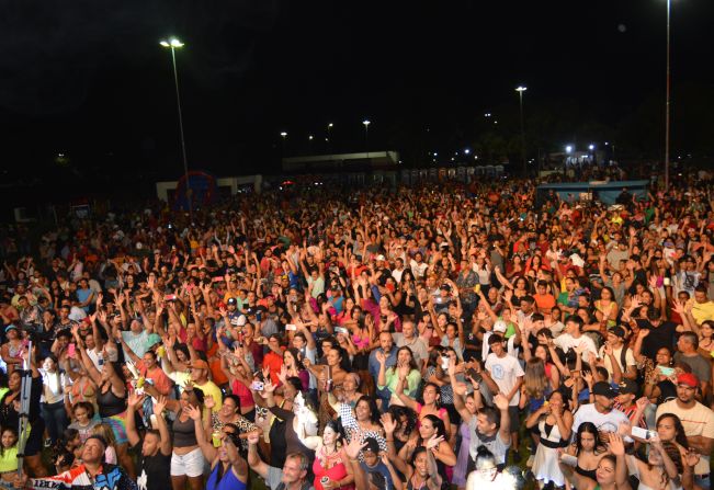Sucesso: Latino faz público vibrar com muita energia em evento da Prefeitura