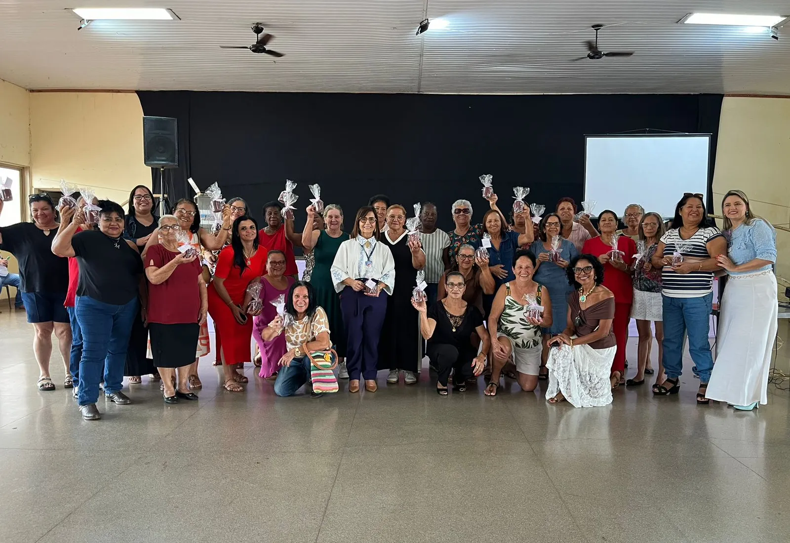 Festiva do Dia das Mães agita melhor idade com muita alegria e dança