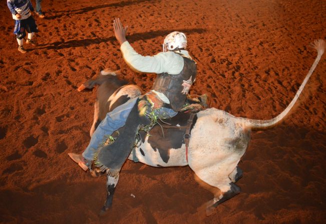 Rodeio Amador movimenta a arena da Festa do Peão