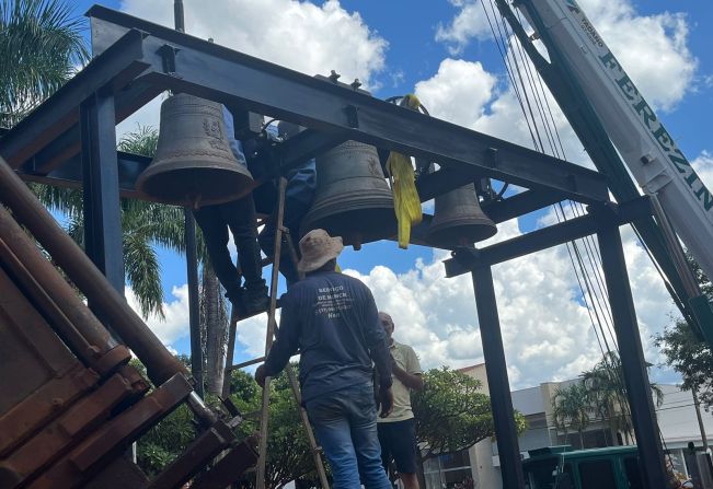 Após restauração, sinos são recolocados na torre da Igreja São Sebastião