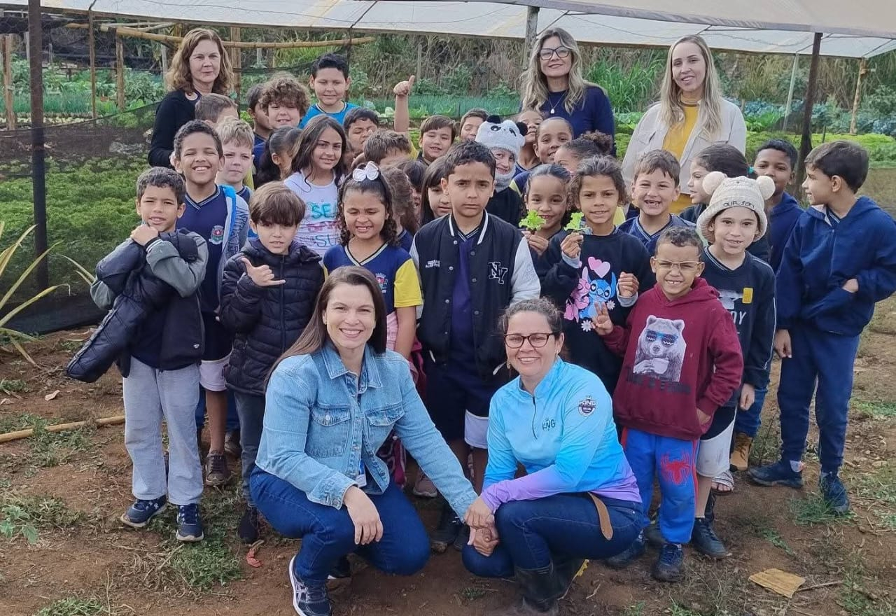 Alunos da Rede Municipal visitam horta e vivenciam na prática a educação alimentar e ambiental