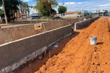 RECONSTRUÇÃO DE MURO DE ARRIMO - AV. JOSÉ FLORES