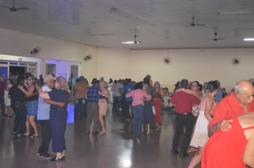 Foto relacionada - Baile das Mães lotou Centro de Lazer com dança e doações