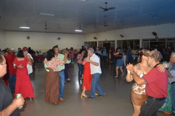 Foto relacionada - Baile das Mães lotou Centro de Lazer com dança e doações