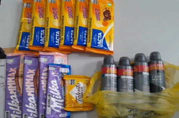 Homem é preso por furtar chocolates e perfumes