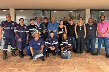 Prefeitura de Guaíra entrega novos uniformes para a equipe do SAMU