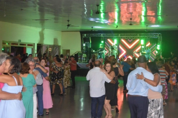 Baile da Melhor Idade celebra Mês da Mulher com solidariedade em Guaíra