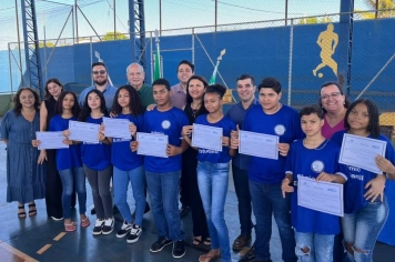 Com presença do Prefeito Junão, Escola Dalva Lelis dá posse à nova diretoria do Grêmio Estudantil