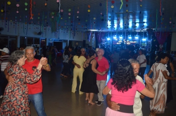 Baile da Melhor Idade une diversão e solidariedade em Guaíra