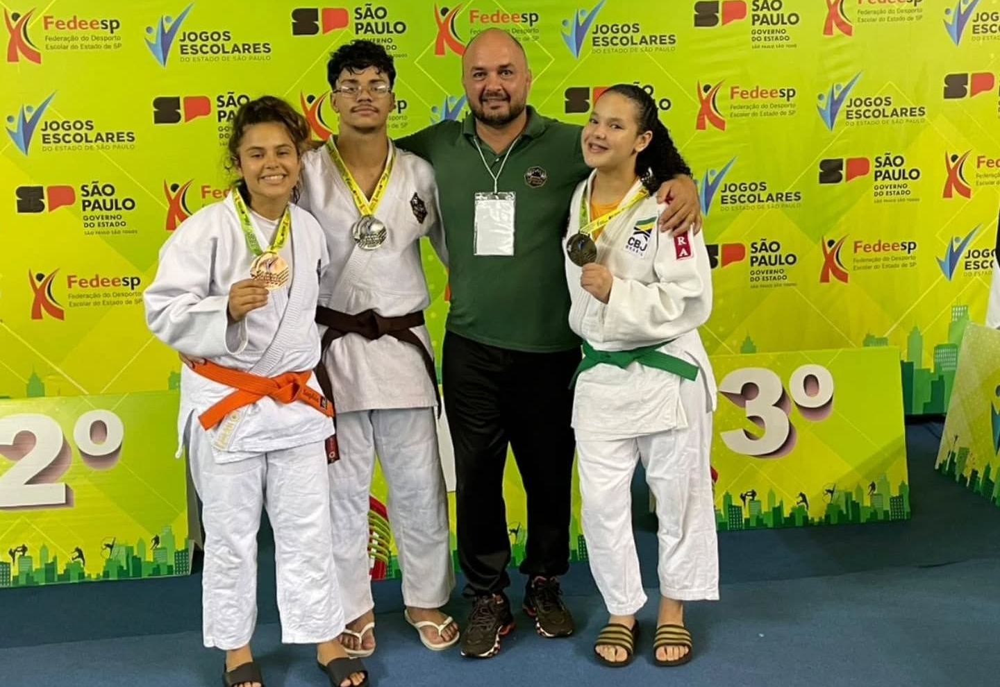 Judocas de Guaíra arrasam nos JEESP e seguem rumo à fase final