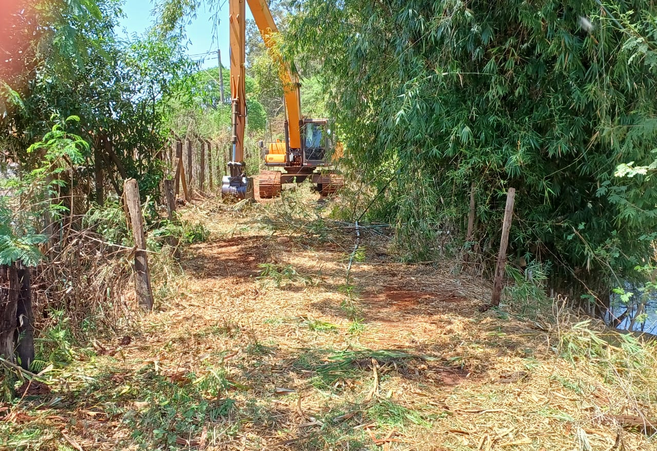 PREVENÇÃO CONTRA AS CHUVAS: Prefeitura e DEAGUA iniciam limpeza intensiva no Córrego das Antas