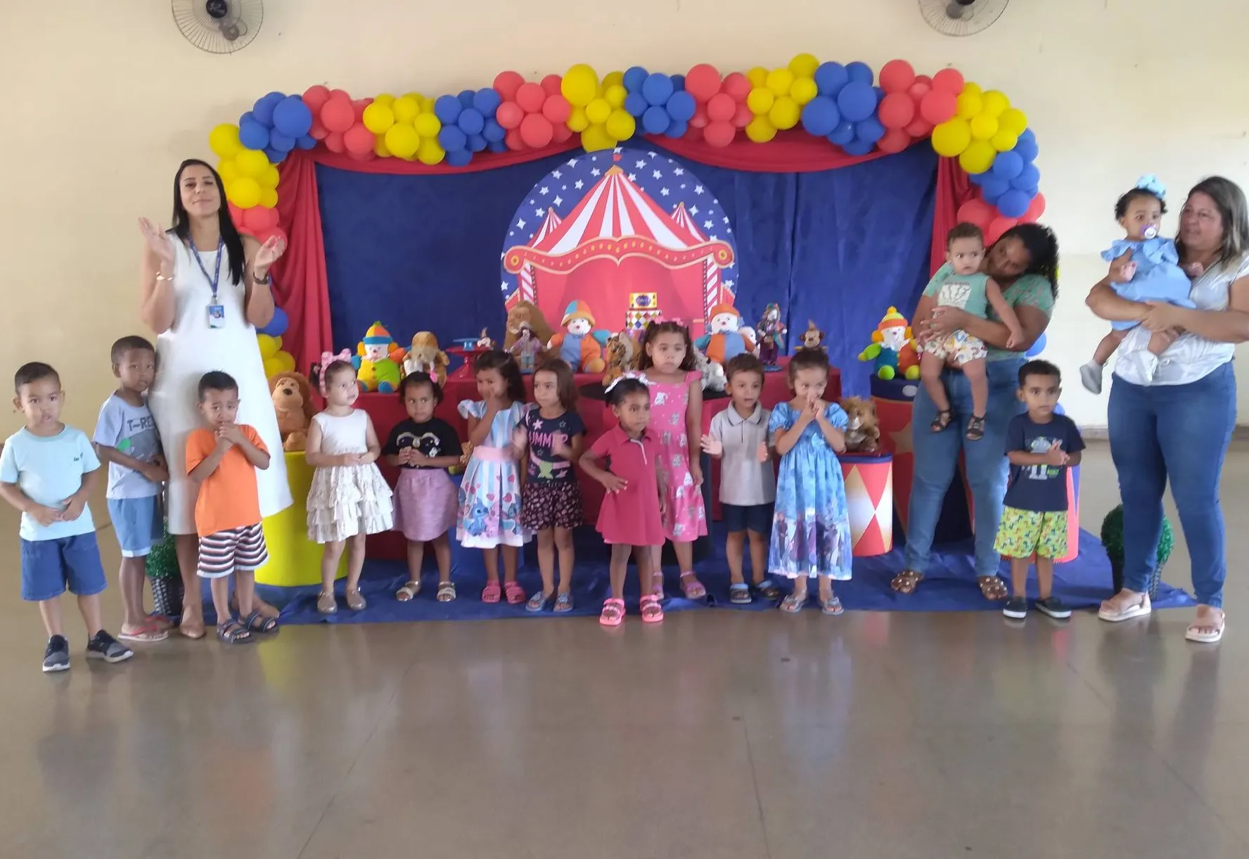Educação de Guaíra celebra aniversariantes em festa no Centro de Lazer