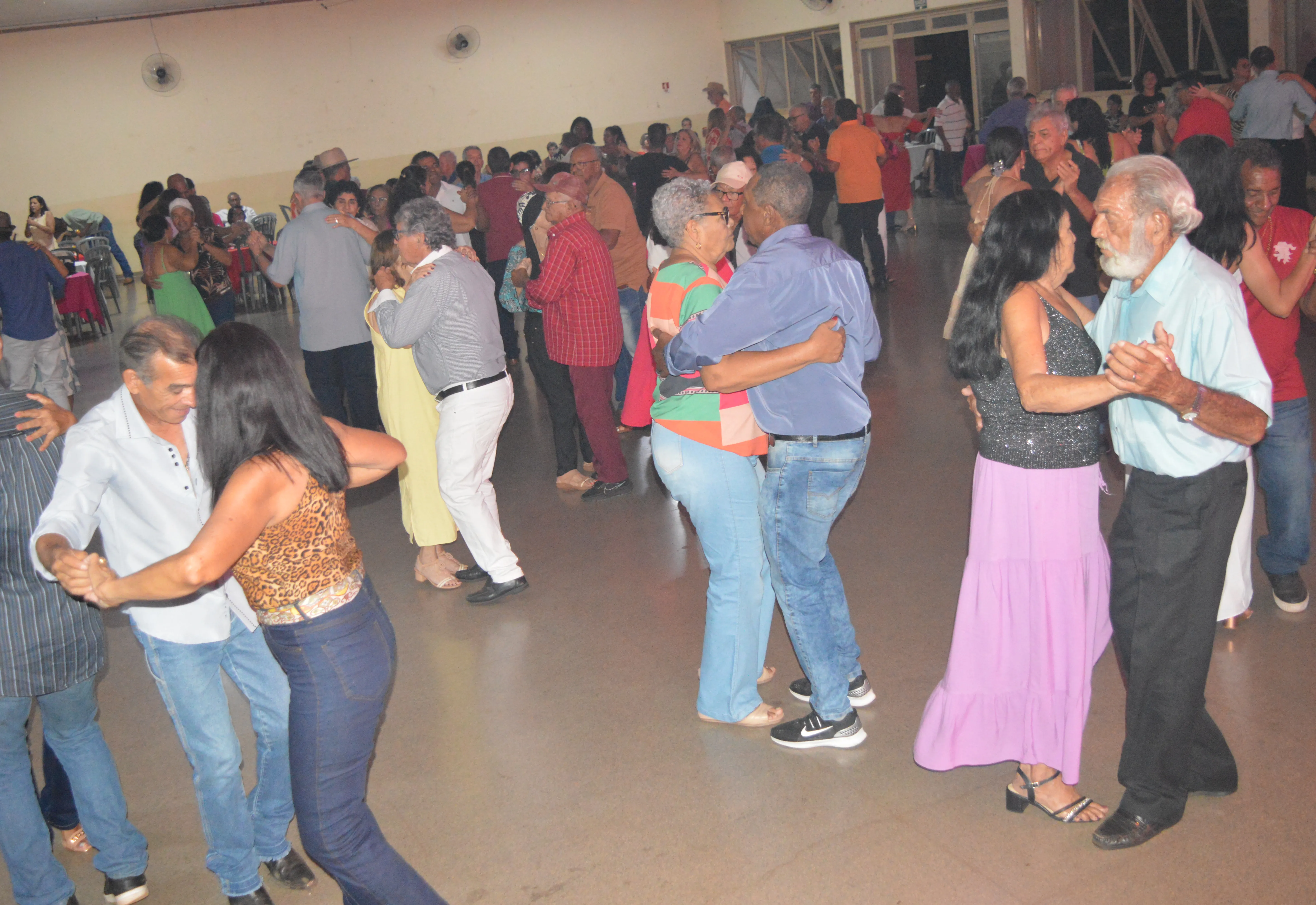 Baile das Mães lotou Centro de Lazer com dança e doações