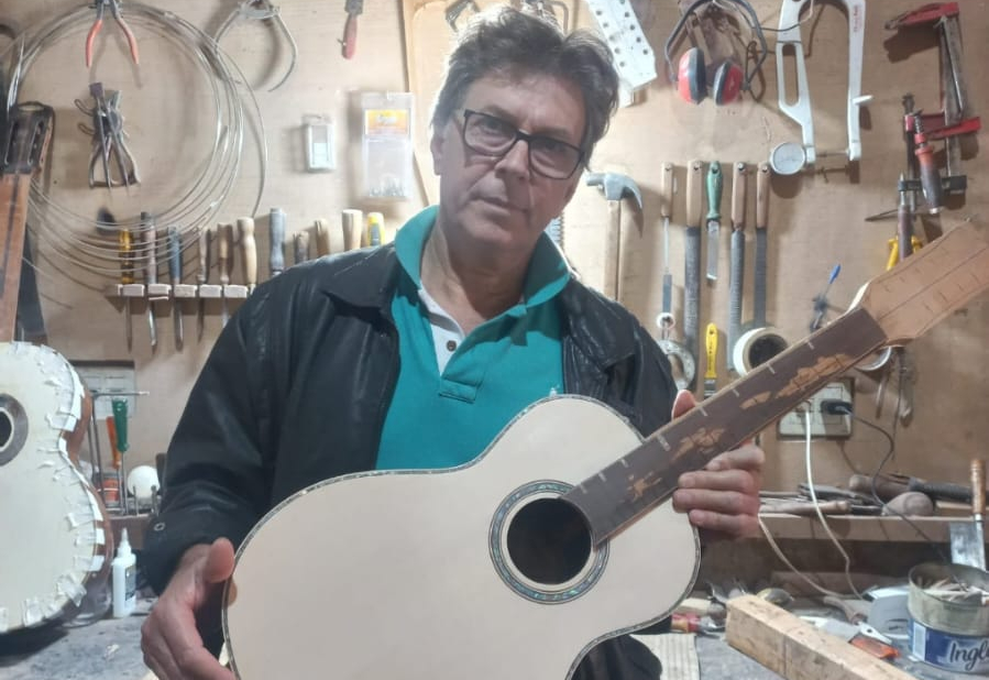 Luthier de Guaíra ministra oficina gratuita via Lei Aldir Blanc